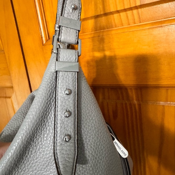 Micheal Kors Fulton Shoulder Tote in pearl Grey - Picture 5 of 7